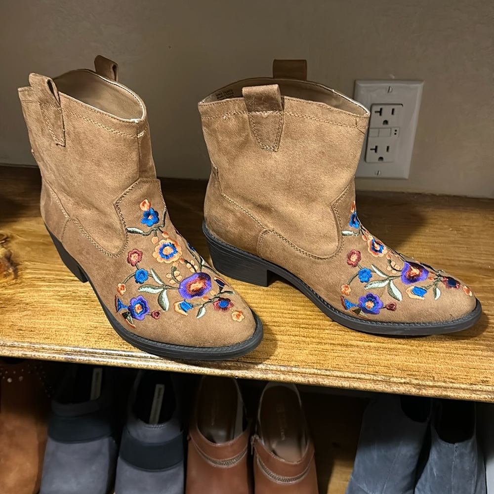Women Embroidered Boots